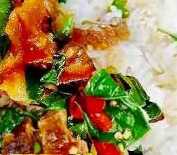 กระเพราหมูกรอบราดข้าว