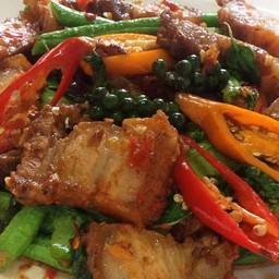 หมูกรอบผัดพริกเผาราดข้าว