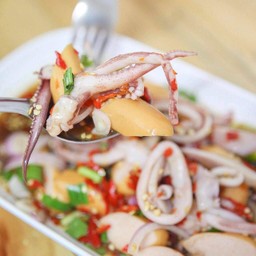 ยำสองใจ ปลาหมึก ไส้กรอก