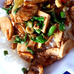 ข้าวผัดกัเพราหมูชิ้นหมูยอ