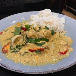 ข้าวราดห่อหมกทะเลเยิ้ม