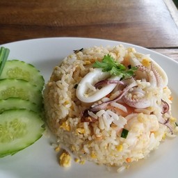 ข้าวผัดทะเล + น้ำเก๊กฮวย