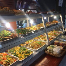 ข้าวราด คั่วกลิ้งหมู+ ใบเหลียงผัดไข่