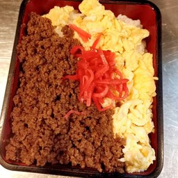 Tori Soboro Jyu (ข้าวหน้าไก่สับใส่ไข่ผัด)