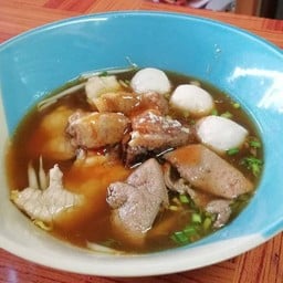 เกาเหลาซี่โครงหมูตุ๋นน้ำแดงเพชรบุรี