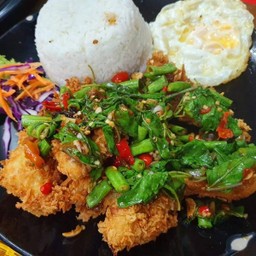 ข้าวกระเพราสเต็กหมูทอดกรอบ+ไข่ดาว