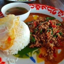ผัดกะเพราถาดเนื้อไข่ดาวเป็ด