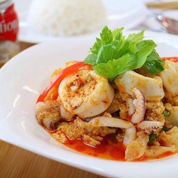 ปลาหมึกผัดผงกระหรี่