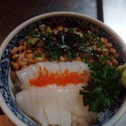 Ika Nattou Don (ข้าวหน้าปลาหมึกสดและถั่วหมัก)