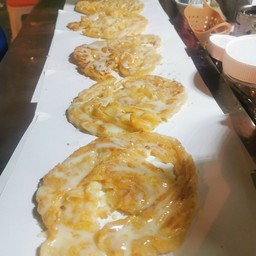 โรตีเนื้อชั้นๆกรอบๆราดนมข้นหวานเยอะไป อร่อยมาก