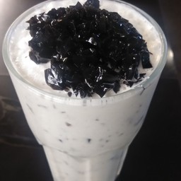 นมสดเฉาก๊วยปั่น (Fresh Milk With Black Jelly Frappe)