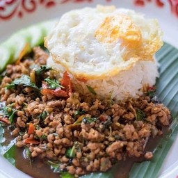 ผัดกะเพราถาดไก่ไข่ดาว