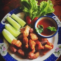 สามชั้นทอดน้ำปลา