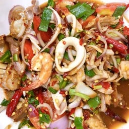 ยำหมูตกทะเล