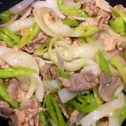 ข้าวผัดพริกหยวกหมูชิ้น