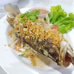 ปลากะพงทอดกระเทียม