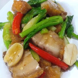 คะน้าหมูกรอบ