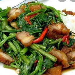 ข้าวผัดผักบุ้งหมูกรอบ