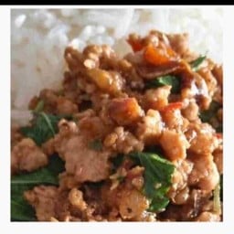 ข้าวราดกะเพรา ไก่สับ หรือ หมูสับ