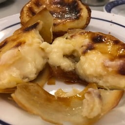 แป้งเป็นเลเยอร์ชั้นๆ กรอบมาก ไส้ด้านในก็อร่อย ไม่หวานเกิน