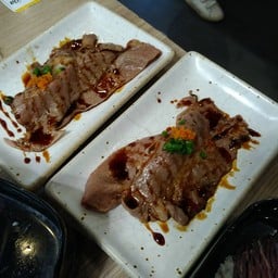ซูชิเนื้อ อยู่ในชุดเนื้อสั่งได้ไม่อั้นเพิ่มคนละ 59 บาท 