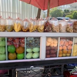 ผลไม้ร่มแดง(รพ ภูมิพล)ผลไม้เจ้าเก่าอยุ่มานานกว่า40ปีน้ำจิ้มรสเด็ด