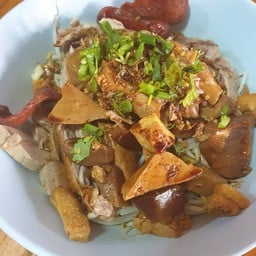 ก๋วยเตี๋ยวหลอดทรงเครื่อง ใส่เป็ดก็ได้นะคะ