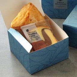 สแน็คบ็อกซ์  Set A2 พัฟสับปะรด + เค้กกล้วยหอม