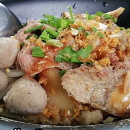 ก๋วยเตี๋ยวเนื้อน้ำแดง