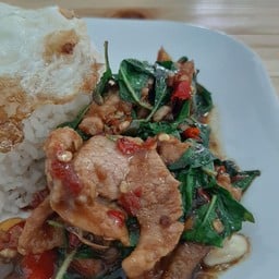 กระเพาตาไข่ อาหารตามสั่ง