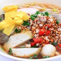 ย้ง เย็นตาโฟ- ต้มยำหมูมะนาว -ข้าวหมูแดงหมูกรอบ - กาแฟสด