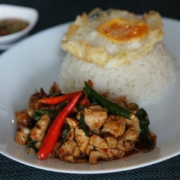 ผัดกะเพราราดข้าว