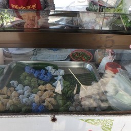 ขนมในถาดคลุกน้ำมันกันติด