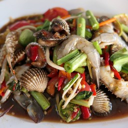 ส้มตำใส่กุ้งสดและหอยแครง ทั้งกุ้งทั้งหอยมาเต็มๆ เมนูนี้ห้ามพลาดเลย