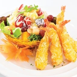สลัดกุ้งทอดผลไม้