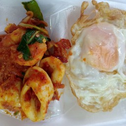 ผัดเผ็ดทะเลไข่ดาว
