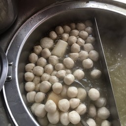 ก๋วยเตี๋ยวลูกชิ้นปลาต้มยำ