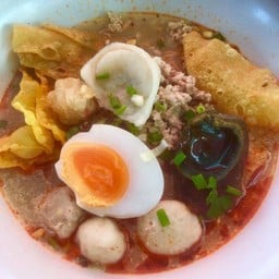 ก๋วยเตี๋ยวต้มยำไข่ผสม
