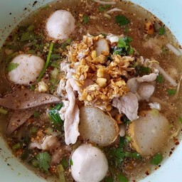 เส้นหมี่ต้มยำ หมูสด หมูสับ ตับ ปลาแผ่น ลูกชิ้น พิเศษ