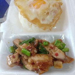 กระเพราหมูกรอบไข่ดาว