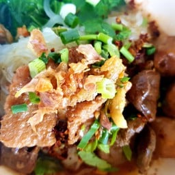 เส้นหมี่ เนื้อสด ตับ ลูกชิ้น เนื้อตุ๋น แห้ง พิเศษ