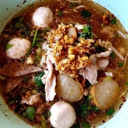 เส้นบะหมี่ต้มยำ หมูสด หมูสับ ตับ ปลาแผ่น ลูกชิ้น พิเศษ