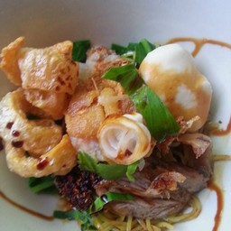 เส้นบะหมี่ หมูสด ตับ ลูกชิ้น หมุตุ๋น แห้ง พิเศษ