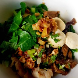 เกาเหลา หมูสด ตับ ลูกชิ้น หมุตุ๋น แห้ง .