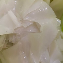 เส้นใหญ่หมูน้ำตก