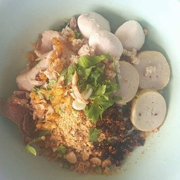 เกาเหลาต้มยำ หมูสด หมูสับ ตับ ปลาแผ่น ลูกชิ้น แห้ง