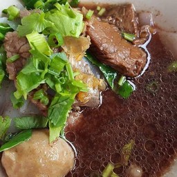 เส้นบะหมี่ เนื้อสด ตับ ลูกชิ้น เนื้อตุ๋น พิเศษ