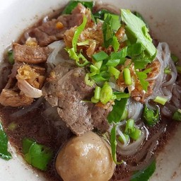 เส้นบะหมี่ เนื้อสด ตับ ลูกชิ้น เนื้อตุ๋น