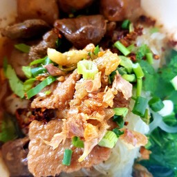 เส้นหมี่ เนื้อสด ตับ ลูกชิ้น เนื้อตุ๋น แห้ง