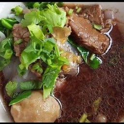 เส้นหมี่ เนื้อสด ตับ ลูกชิ้น เนื้อตุ๋น